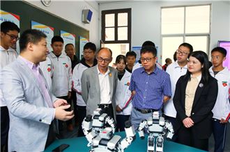 “铂烽一心创客教室”揭牌仪式举行