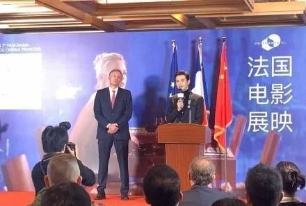 黄晓明获法兰西艺术与文学骑士勋章