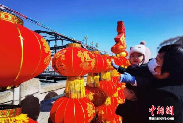写春联、包饺子、挂灯笼……中国各地“原年人”就地过年年味不减