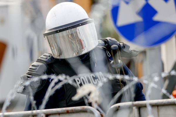 难民危机升级波兰持续部署警卫