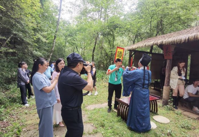 知名国际媒体人走进广元 沉浸式体验中国大蜀道文化