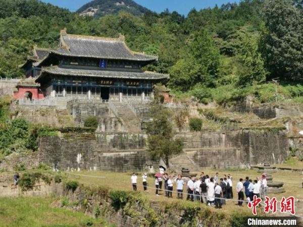考古人员考察五龙宫遗址 彭涛 摄