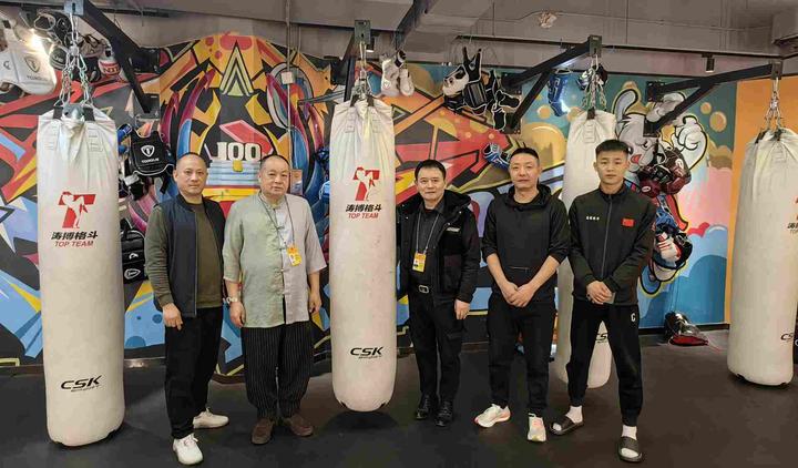 世界侨报中国两会报道组走进涛搏格斗拳馆