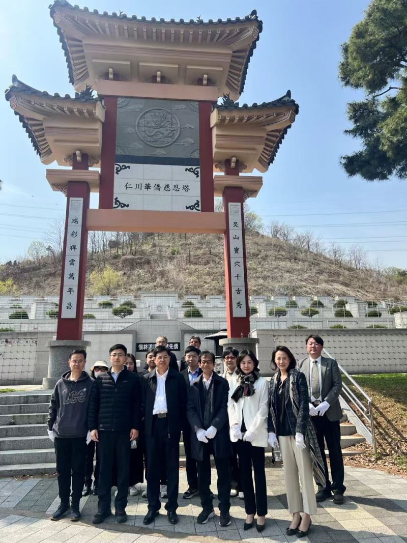 中国驻韩国大使馆同仁川华侨协会共同祭扫华侨公墓