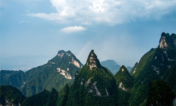 華媒高層打卡天門山　見證雨後彩虹