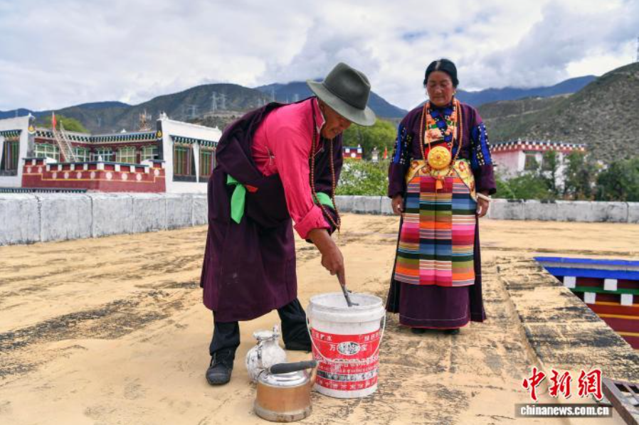 探访四川乡城“白色灌礼”：雪域高原上世代传承的“仪式感”