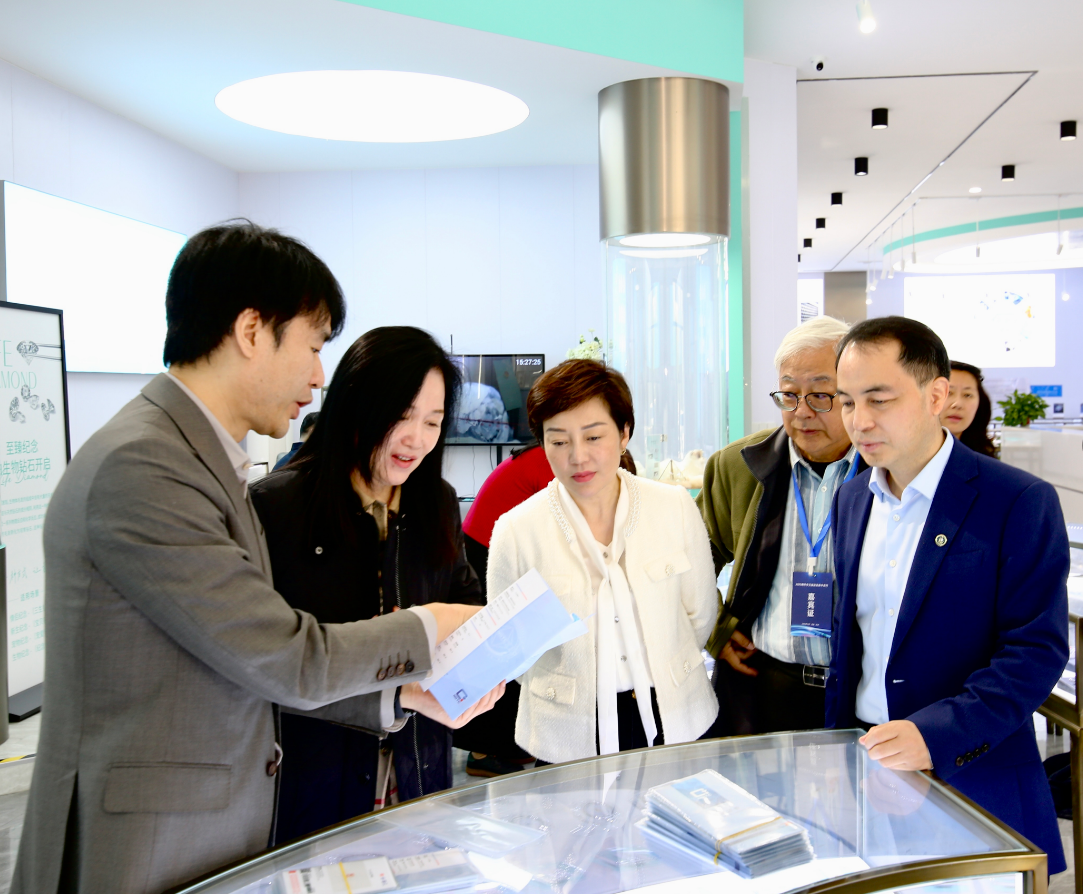 海外华媒中原“寻宝”：郑州华晶超硬材料“智造”闪耀全场