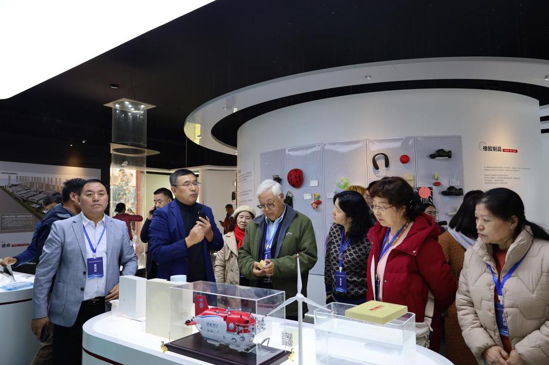 海外华媒荥阳“寻宝”：圣莱特技术创新，空心玻璃微珠玩转科技魔法